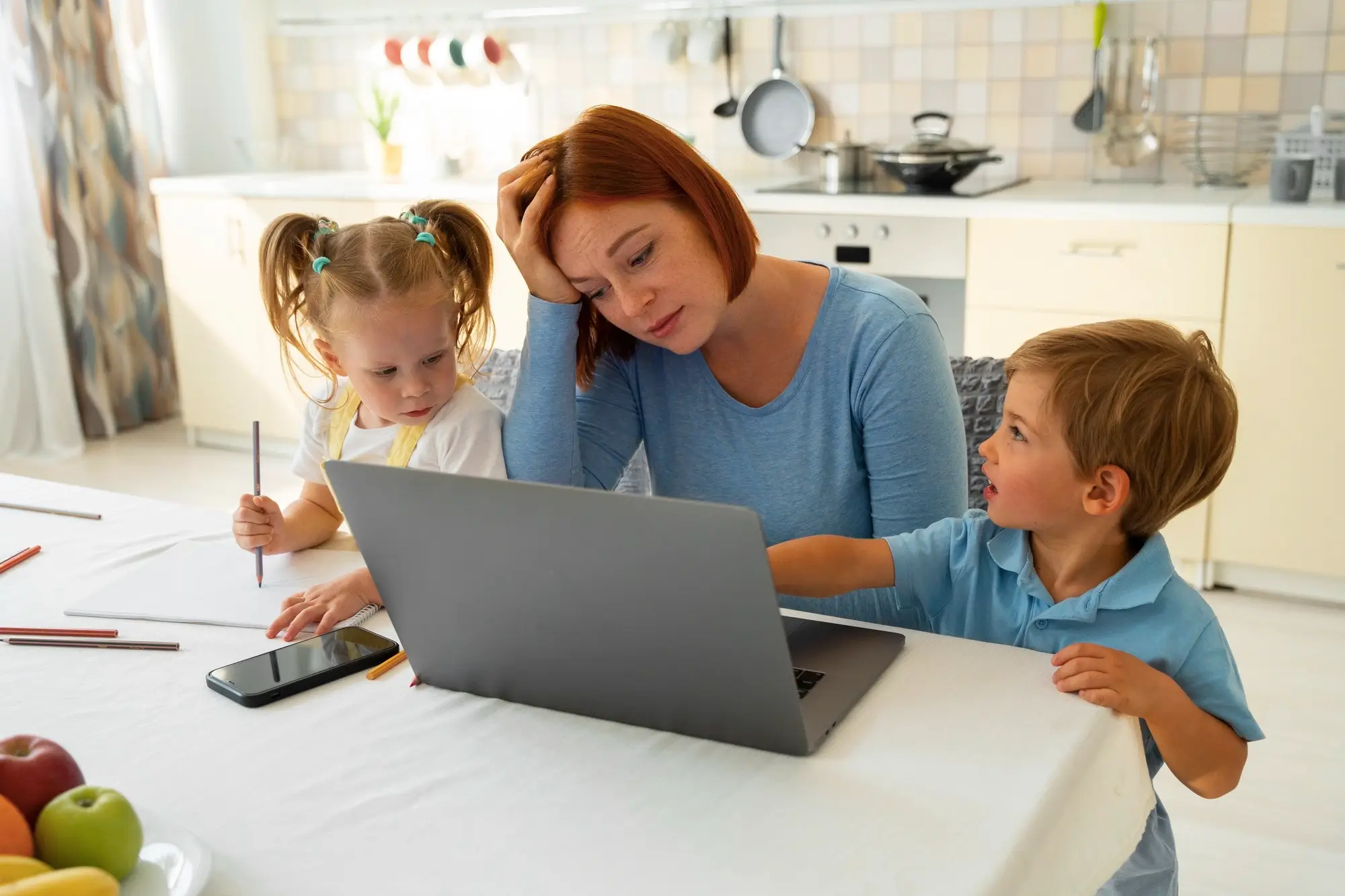 Mães que trabalham em casa co filhos