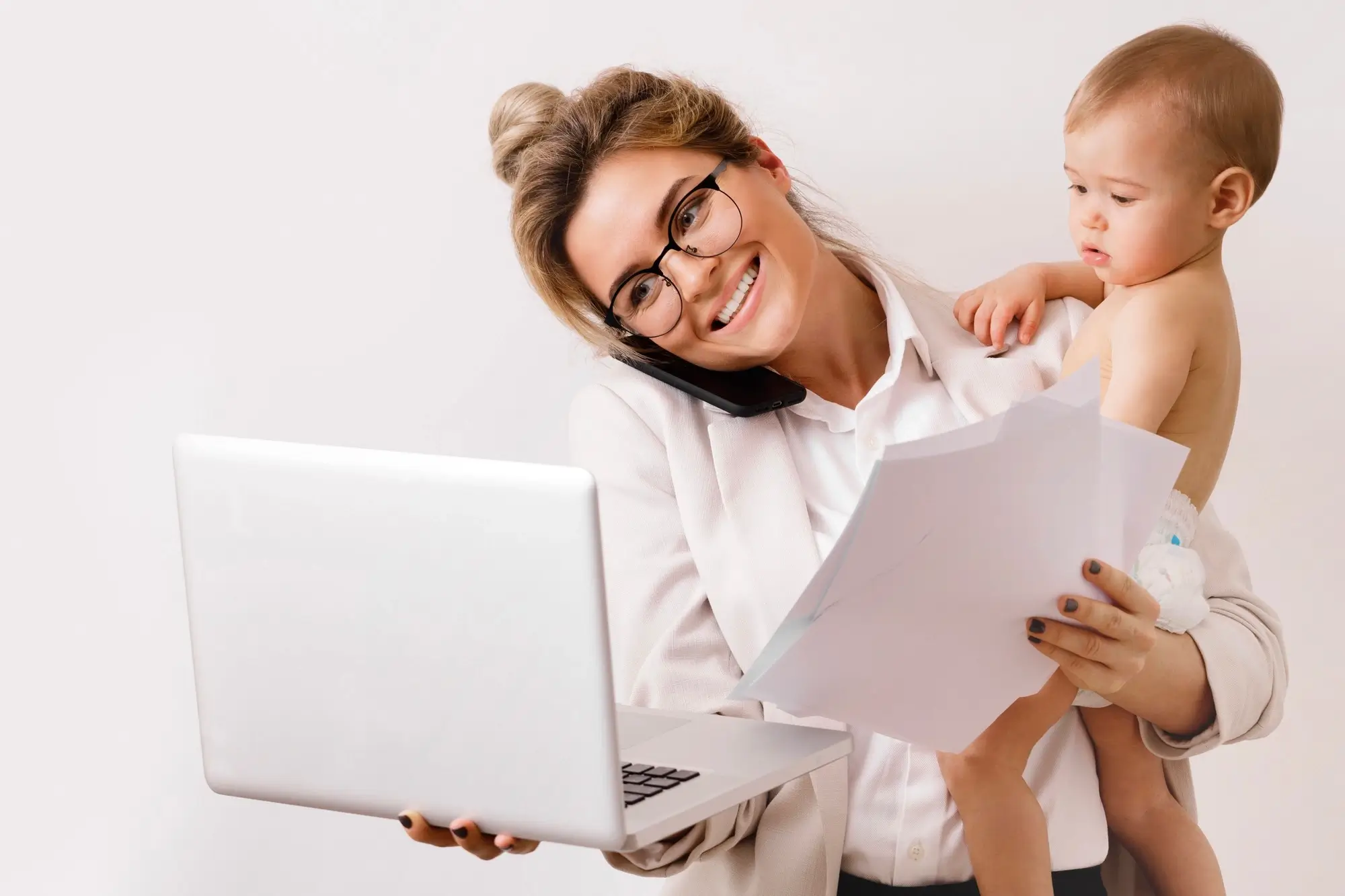 Mães que empreendem trabalhando com bebê no colo.